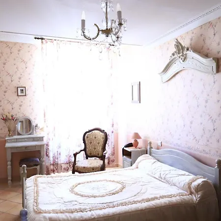 Le Baldaquin Bed & Breakfast *