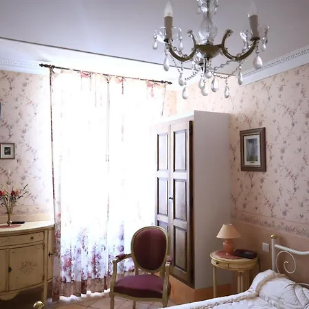 Le Baldaquin Bed & Breakfast *